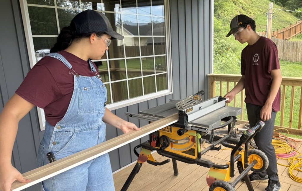 CrossRoad Alumni who helped with the recent Home Build in Tennessee.
